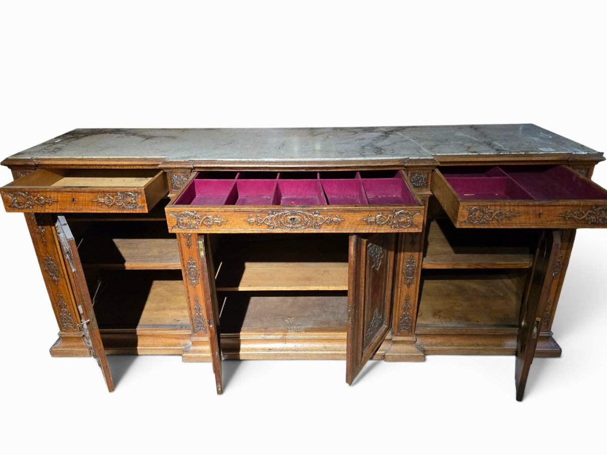 Grand buffet français du XIXe siècle en bois fruitier, avec plateau en marbre veiné d'une seule-photo-8