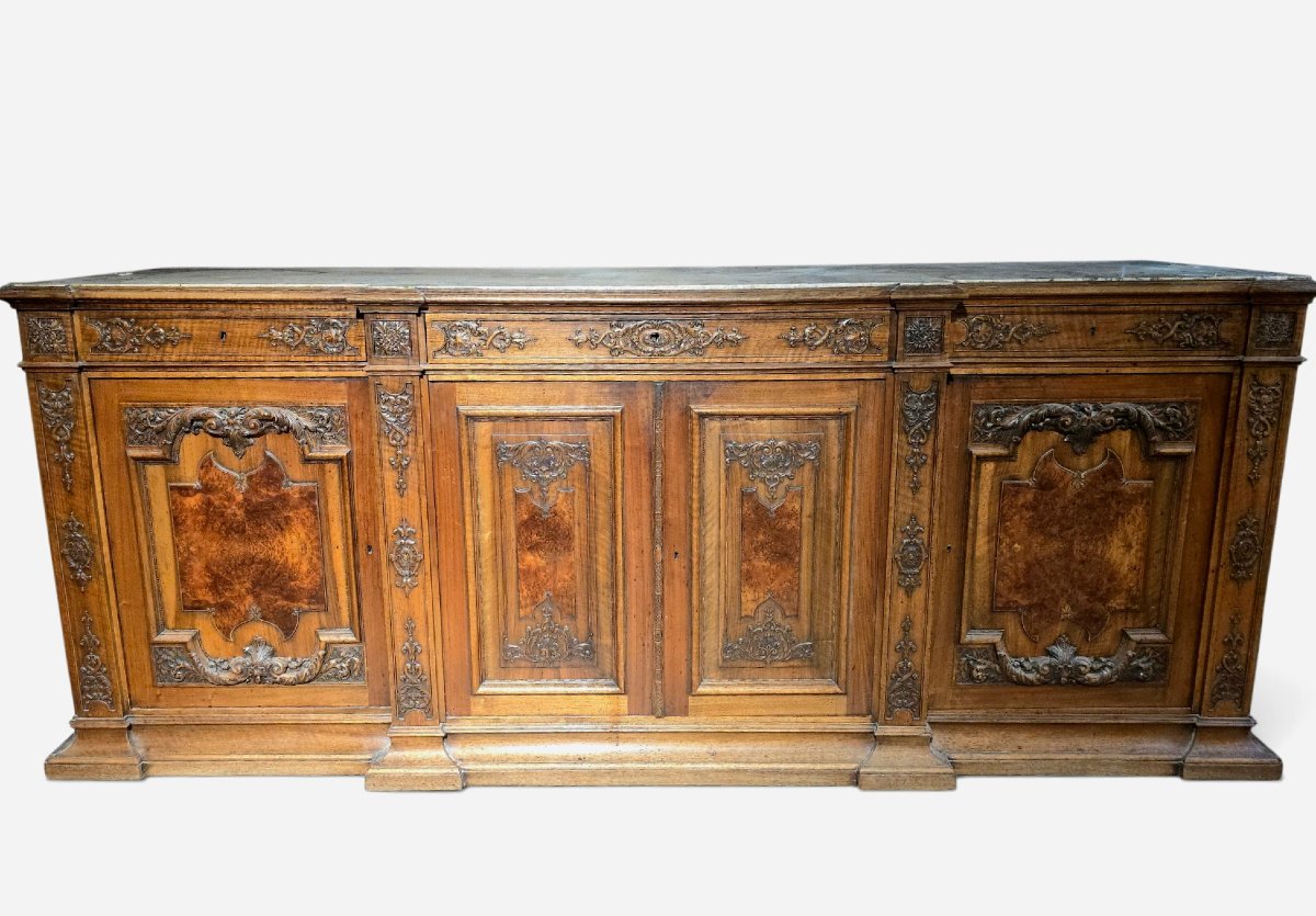 Grand buffet français du XIXe siècle en bois fruitier, avec plateau en marbre veiné d'une seule