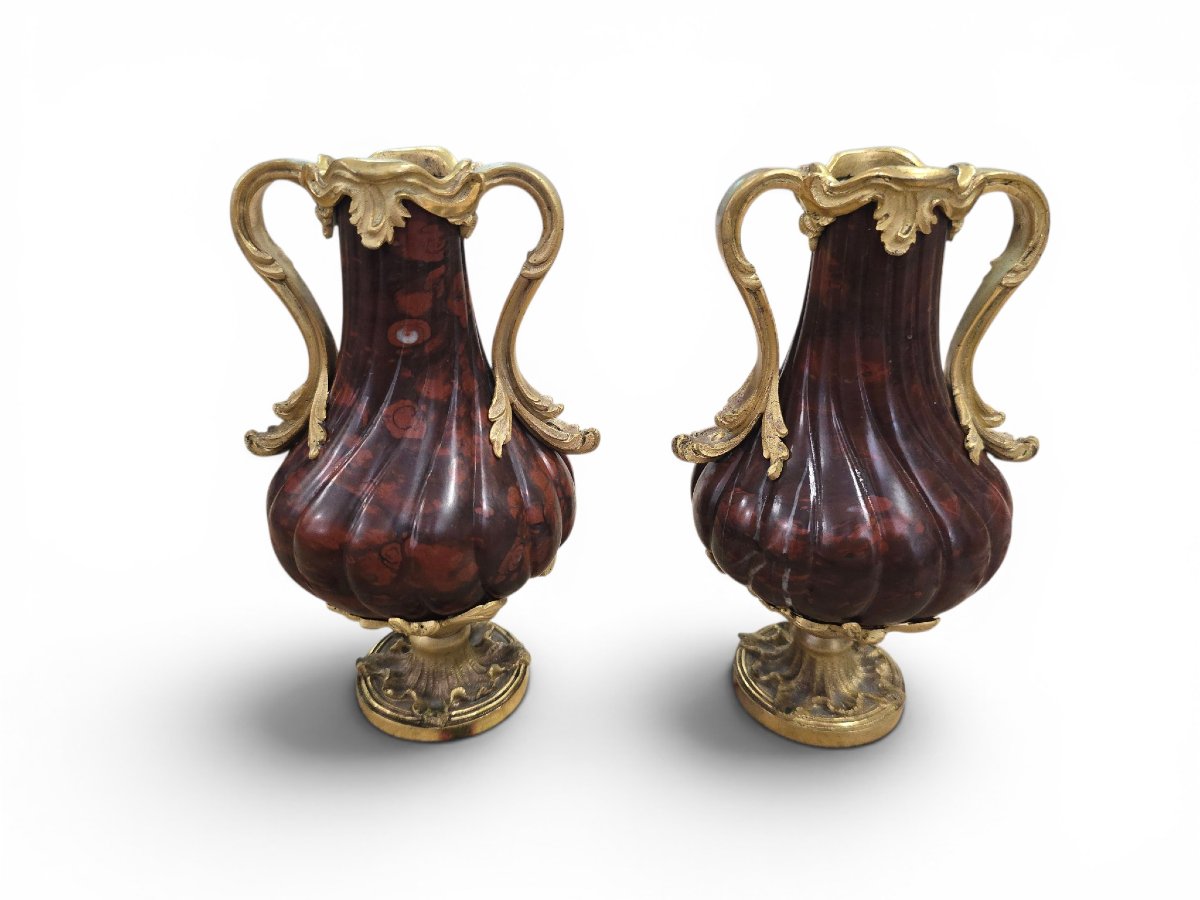 Paire de vases français en marbre rouge tourné et montures en bronze doré-photo-2