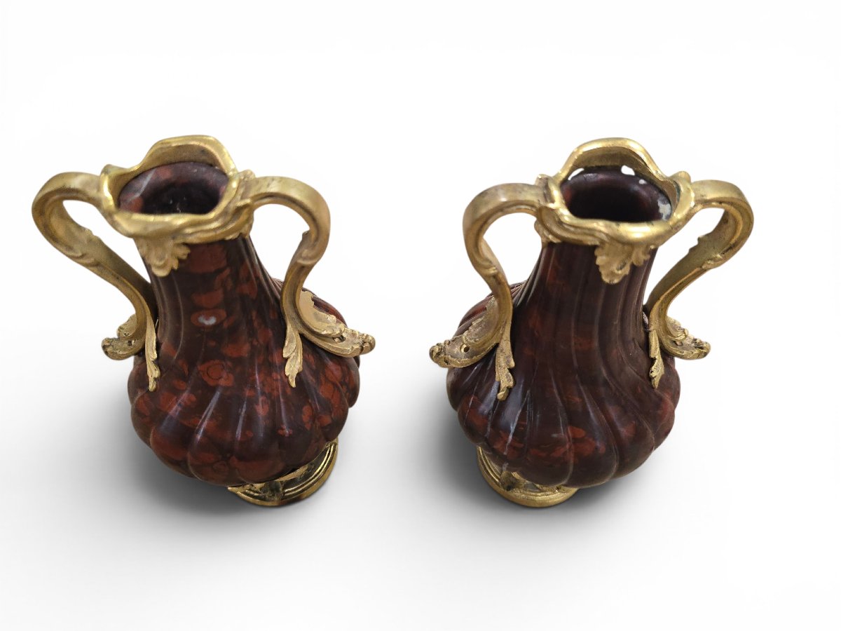 Paire de vases français en marbre rouge tourné et montures en bronze doré-photo-4