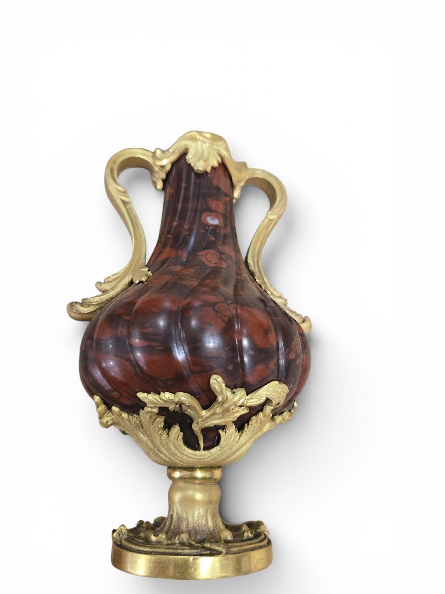 Paire de vases français en marbre rouge tourné et montures en bronze doré-photo-1