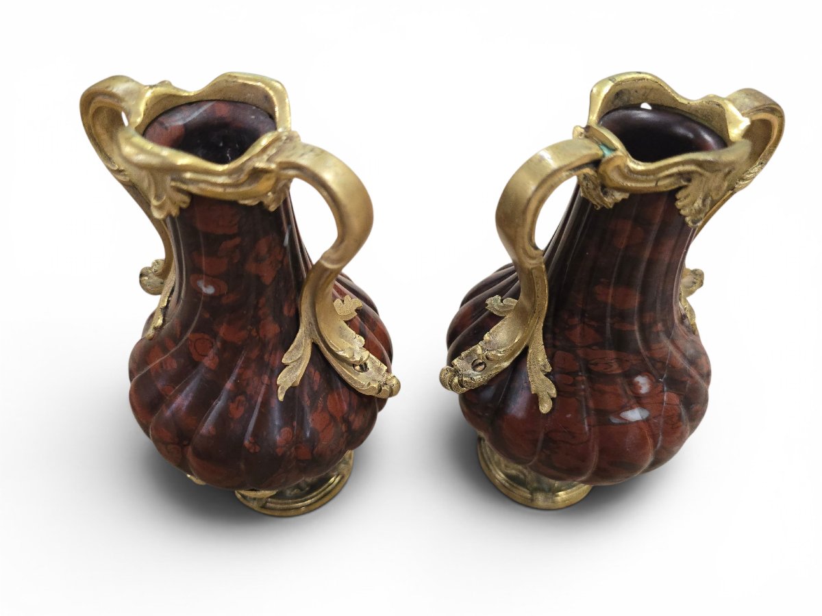 Paire de vases français en marbre rouge tourné et montures en bronze doré-photo-3