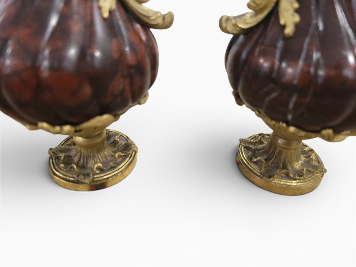 Paire de vases français en marbre rouge tourné et montures en bronze doré-photo-4