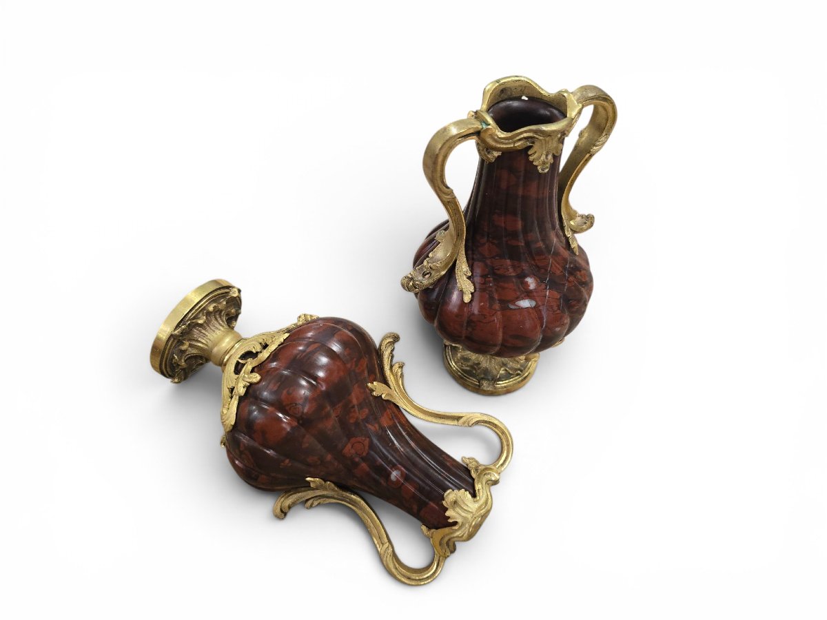 Paire de vases français en marbre rouge tourné et montures en bronze doré-photo-5