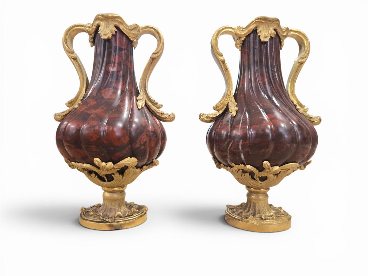 Paire de vases français en marbre rouge tourné et montures en bronze doré
