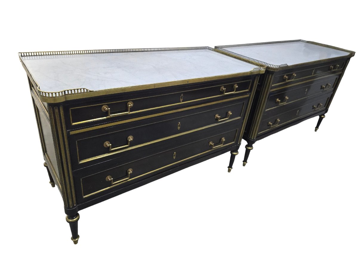 Paire de commodes ébène à plateaux de marbre et ornements en bronze doré, début du XXe siècle-photo-1