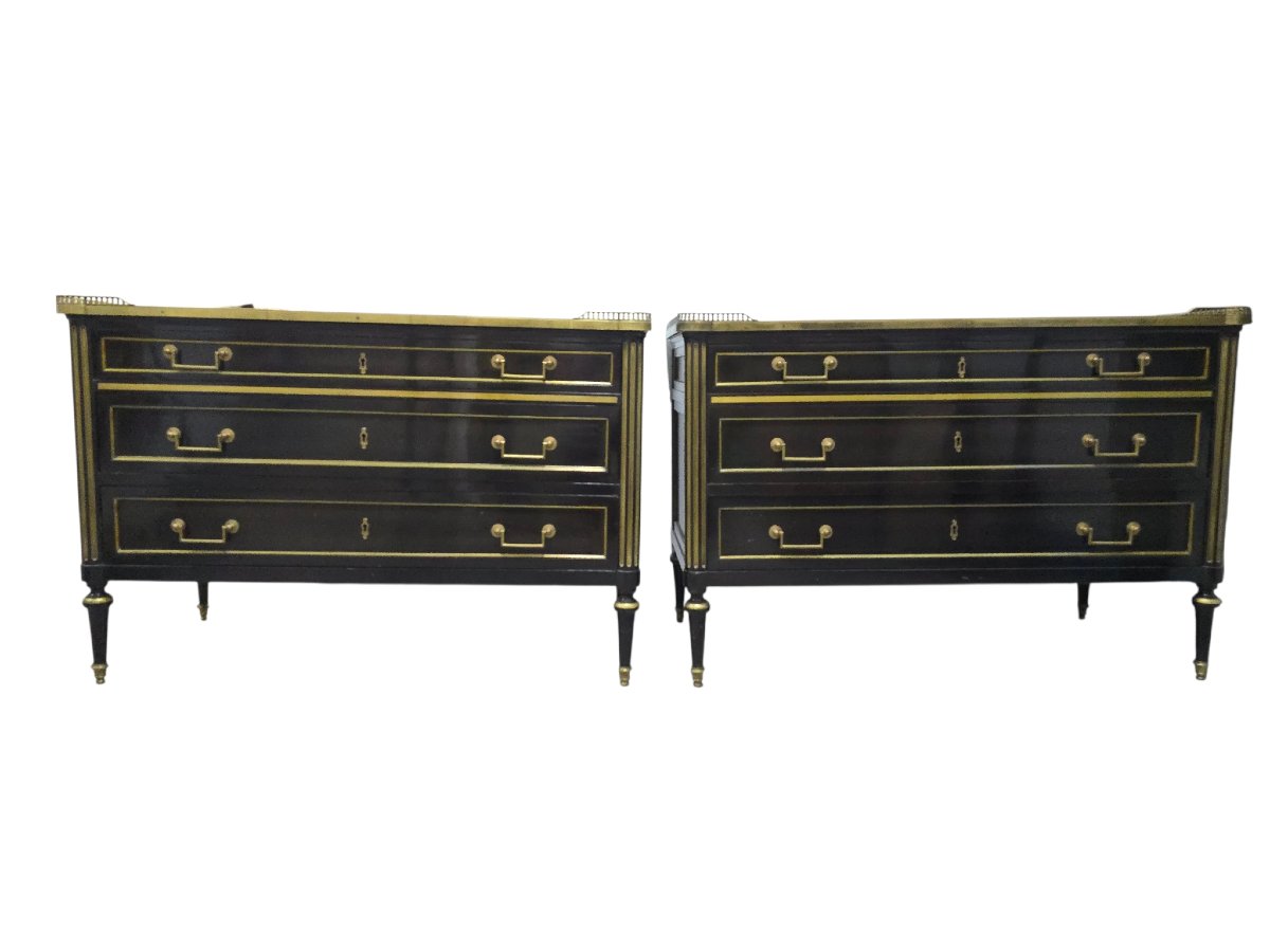 Paire de commodes ébène à plateaux de marbre et ornements en bronze doré, début du XXe siècle-photo-3