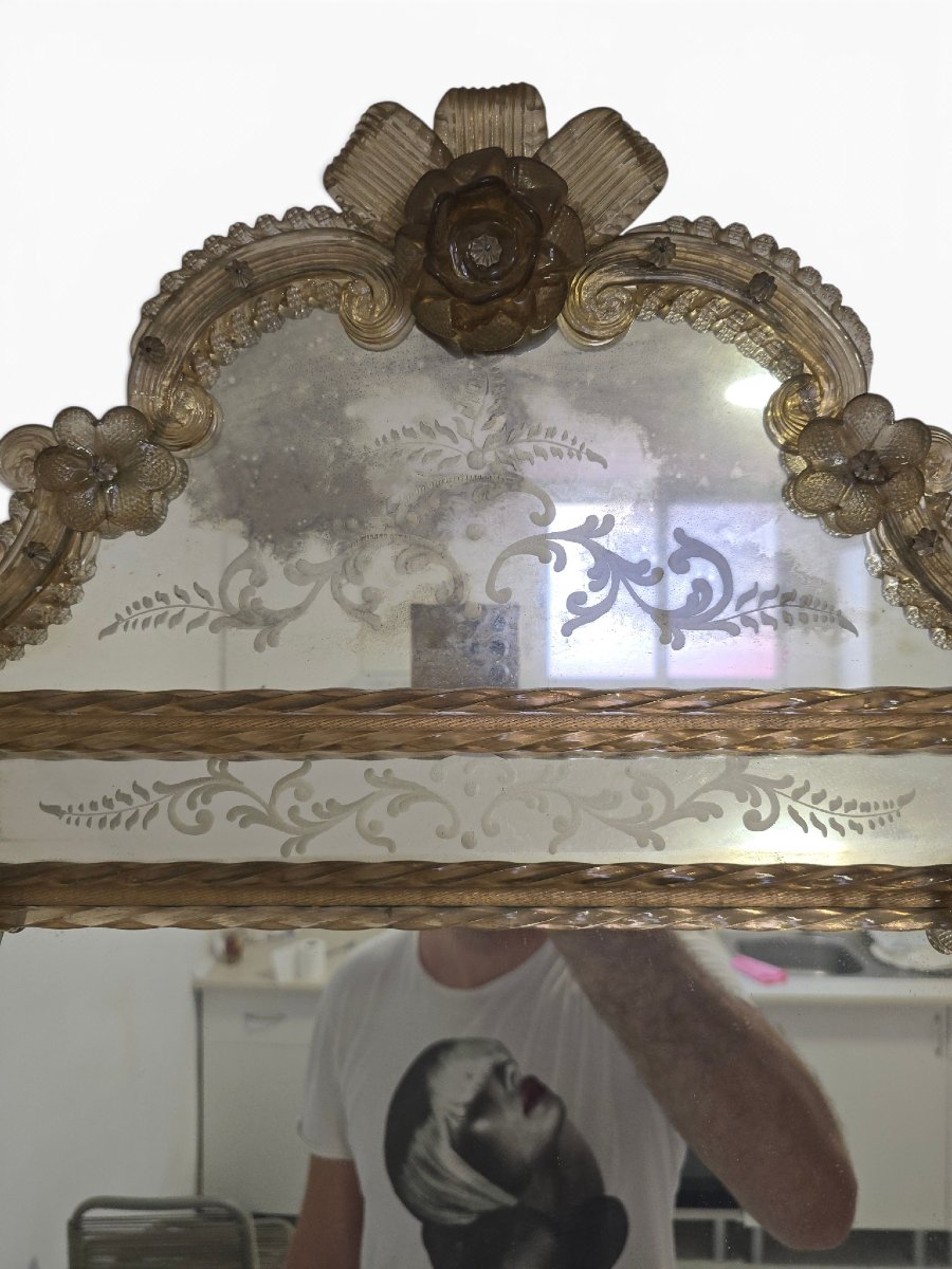 Venetian Wall Mirror Made Of Murano Glass, Adorned With Floral Engravings And Amber Accents, 20th Century-photo-4