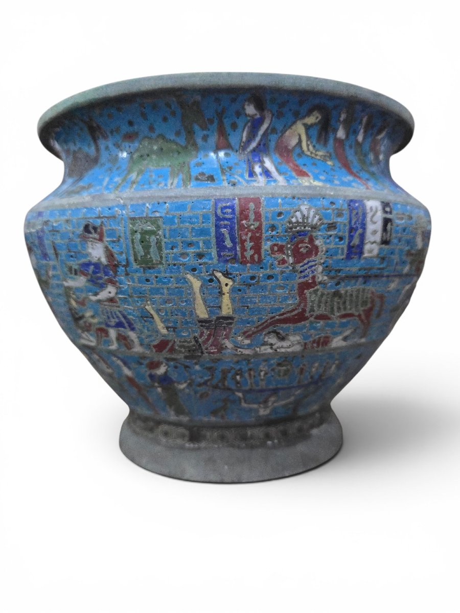 Jardinière cloisonnée de style néo-égyptien à décor polychrome, vers 1900-photo-1