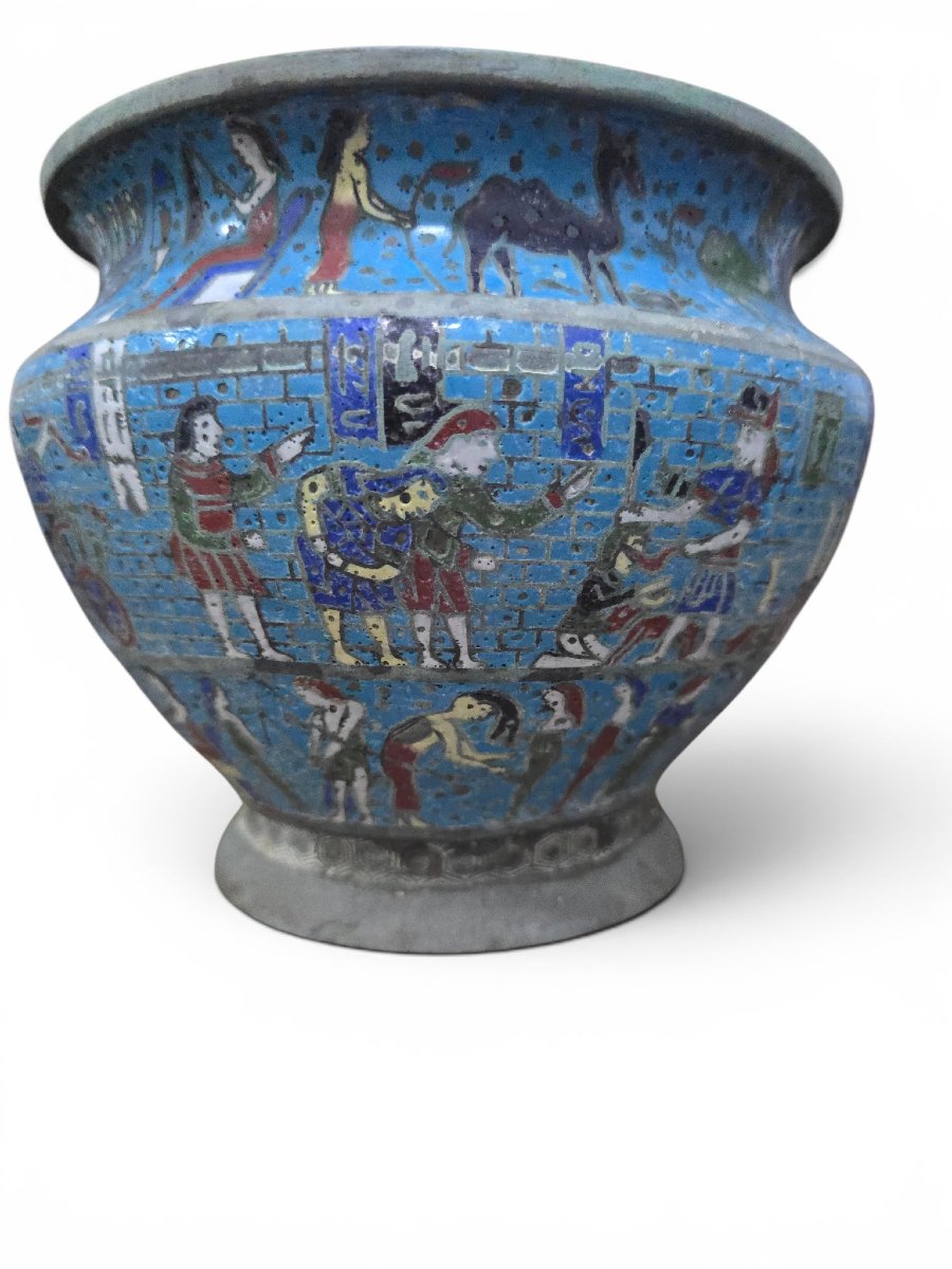 Jardinière cloisonnée de style néo-égyptien à décor polychrome, vers 1900