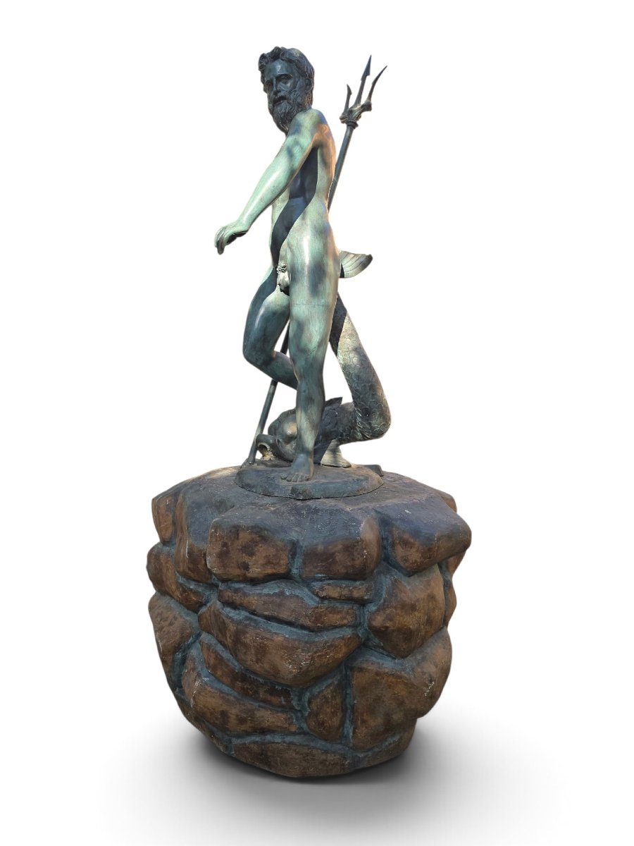 Statue monumentale en bronze du dieu Neptune avec finition patinée