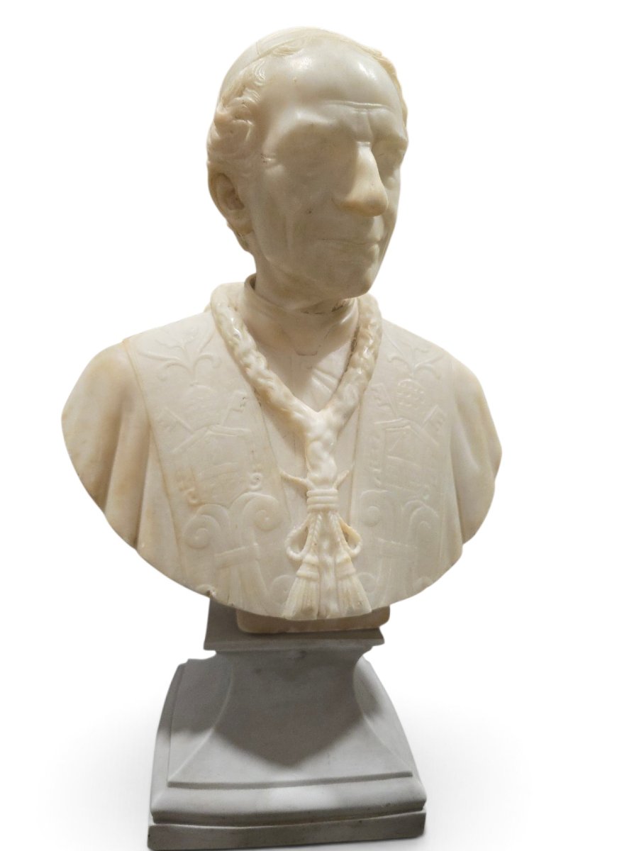 Alabaster Bust Of Pope Leo XIII (19th Century) On A Porcelain Pedestal From A Later Period