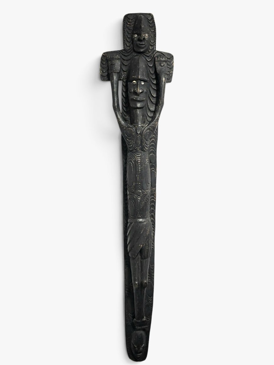 Figure syncrétique du Christ de la région du Sepik, avec yeux en coquillages cauris, Papouasie-