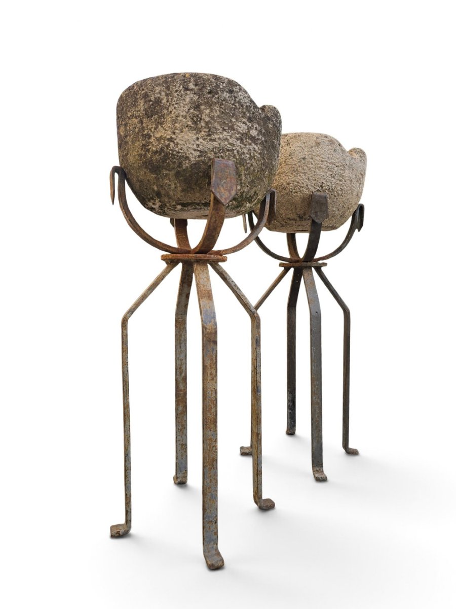 Paire de jardinières en pierre sculptée du XIXe siècle sur supports en fer forgé-photo-3