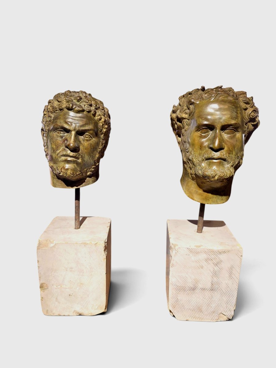 Paire de têtes d'empereurs romains en bronze patiné sur socles en marbre, Italie, années 1950