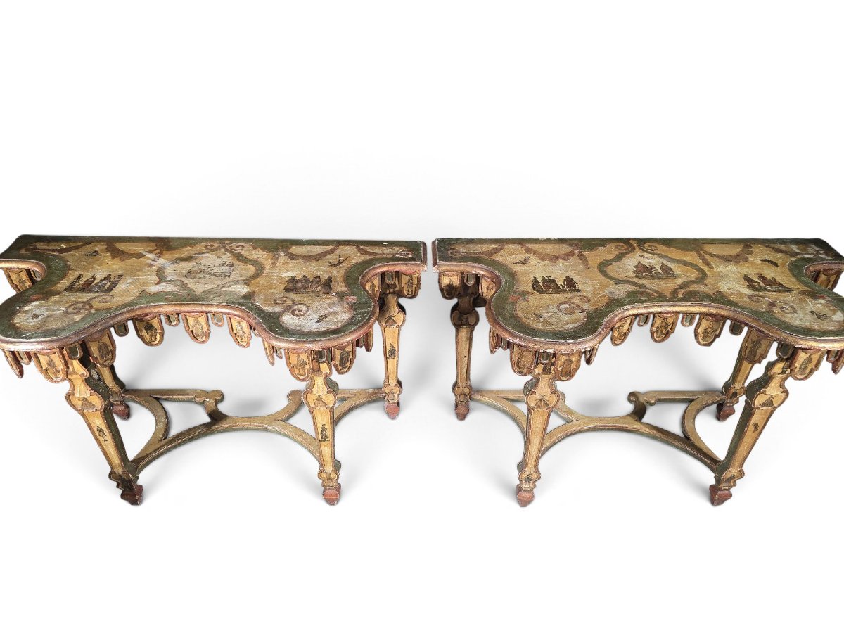 Paire de consoles vénitiennes en bois polychrome et doré, style Lacca Povera, vers 1800
