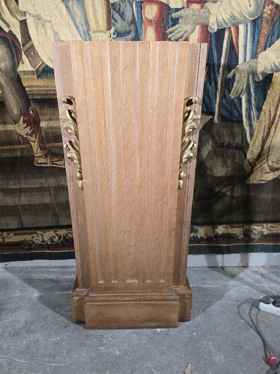 Piédestal en chêne (style Art déco) à décor en relief doré, vers 1900-photo-1