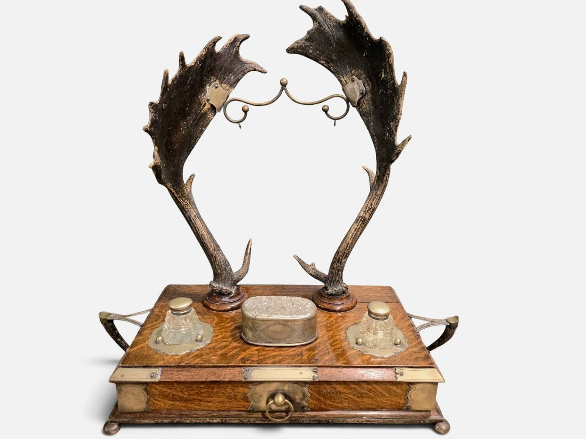 Encrier de bureau de style « chasse » en chêne, bois de daim et garnitures en bronze argenté, v