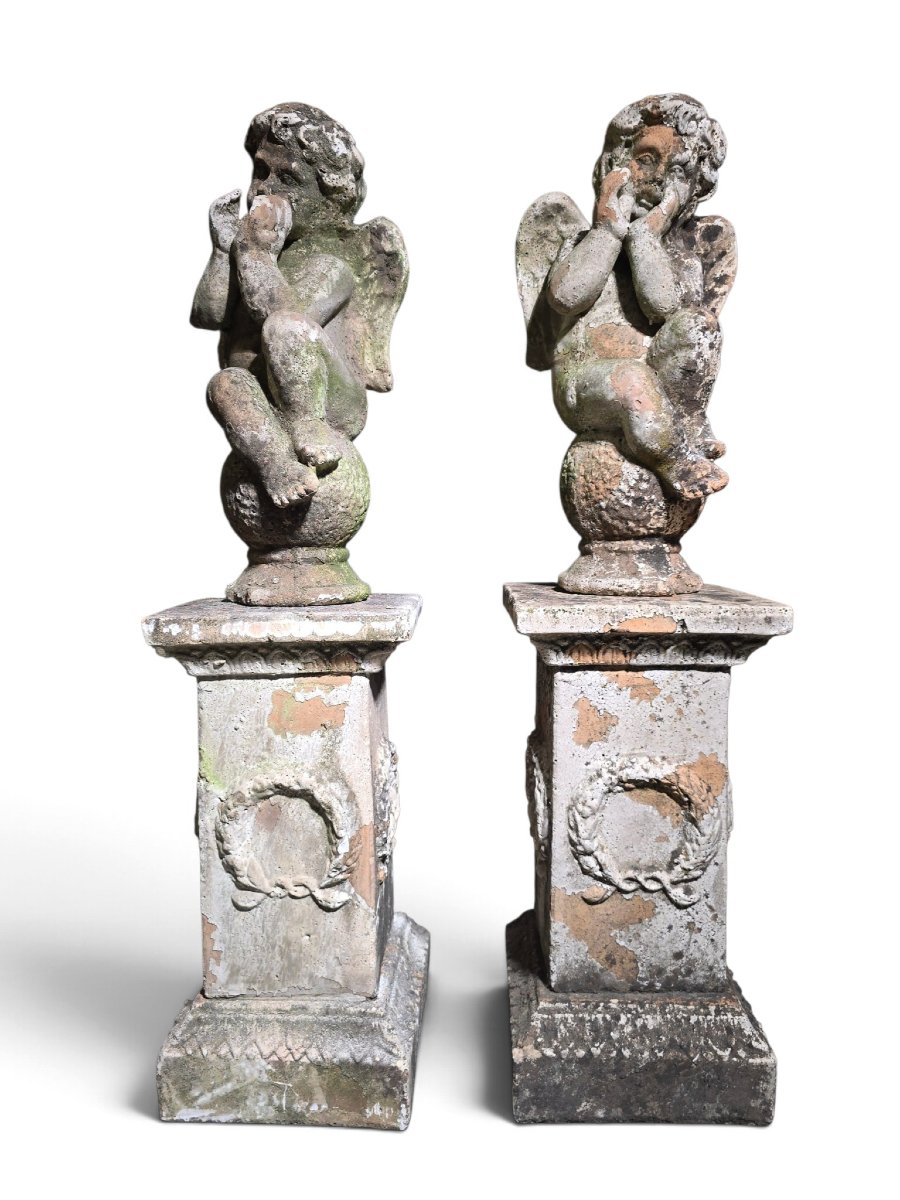 Paire de sculptures italiennes en terre cuite représentant des chérubins sur piédestaux (XIXe s