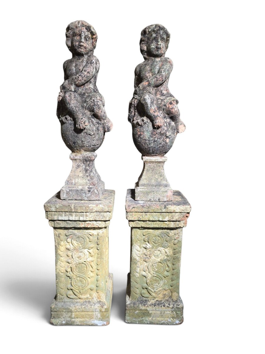 Paire de sculptures de chérubins en terre cuite italienne du XIXe siècle avec piéd