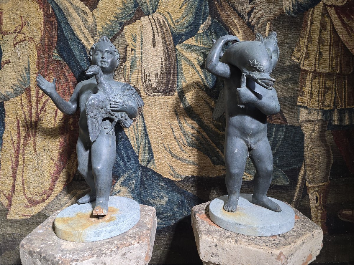 Paire de bronzes italiens du XIXe siècle (époque « Grand Tour ») : putti avec oie et dauphin su
