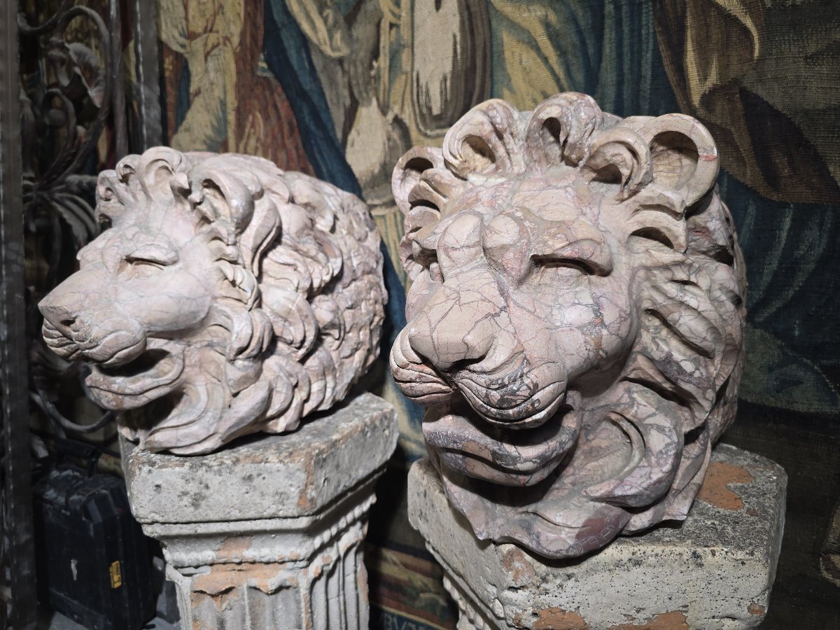Paire de têtes de lion en marbre italien veiné de rouge, sculptées au XIXe siècle (style Grand -photo-1