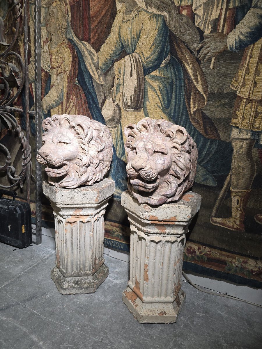 Paire de têtes de lion en marbre italien veiné de rouge, sculptées au XIXe siècle (style Grand 