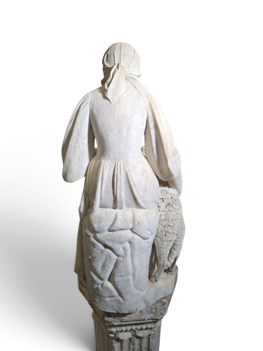 Sculpture italienne en marbre du XIXe siècle représentant une bergère et son agneau, signée et -photo-2