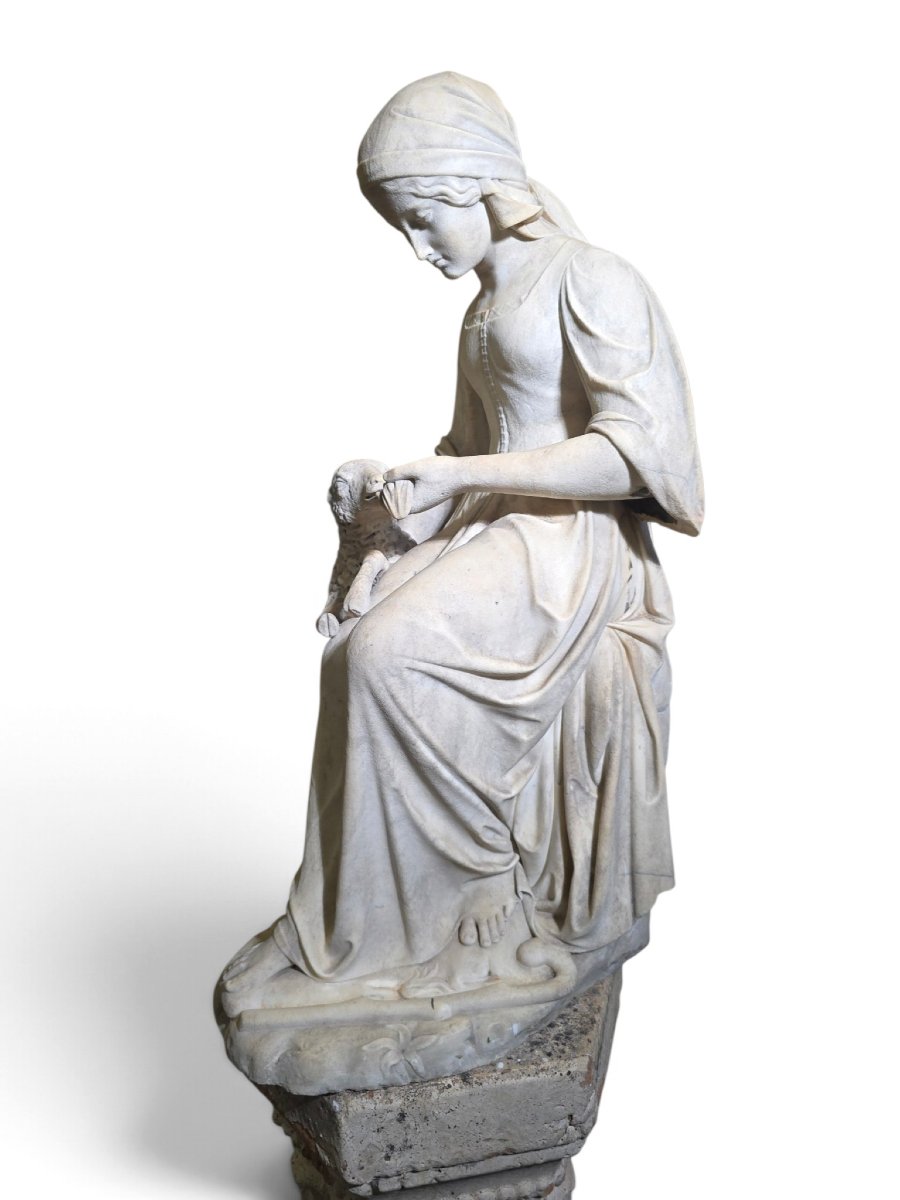 Sculpture italienne en marbre du XIXe siècle représentant une bergère et son agneau, signée et -photo-3