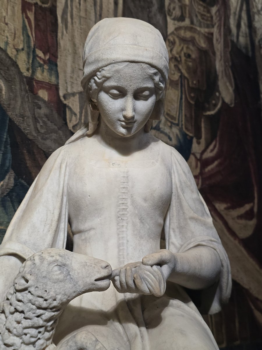Sculpture italienne en marbre du XIXe siècle représentant une bergère et son agneau, signée et -photo-4