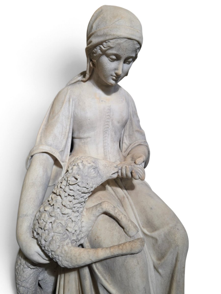 Sculpture italienne en marbre du XIXe siècle représentant une bergère et son agneau, signée et -photo-4