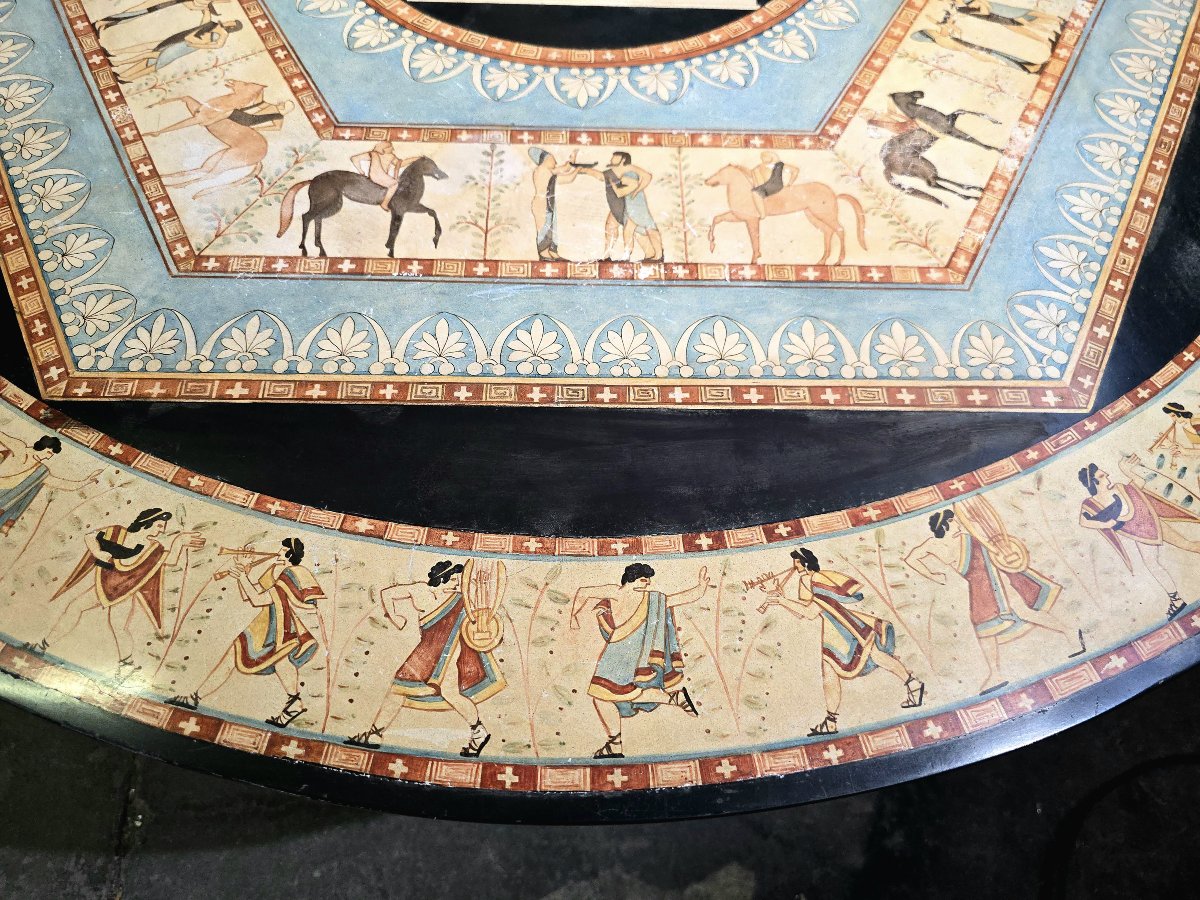 Table ronde italienne en marbre du début du XXe siècle avec motifs grecs classiques peints à la-photo-1