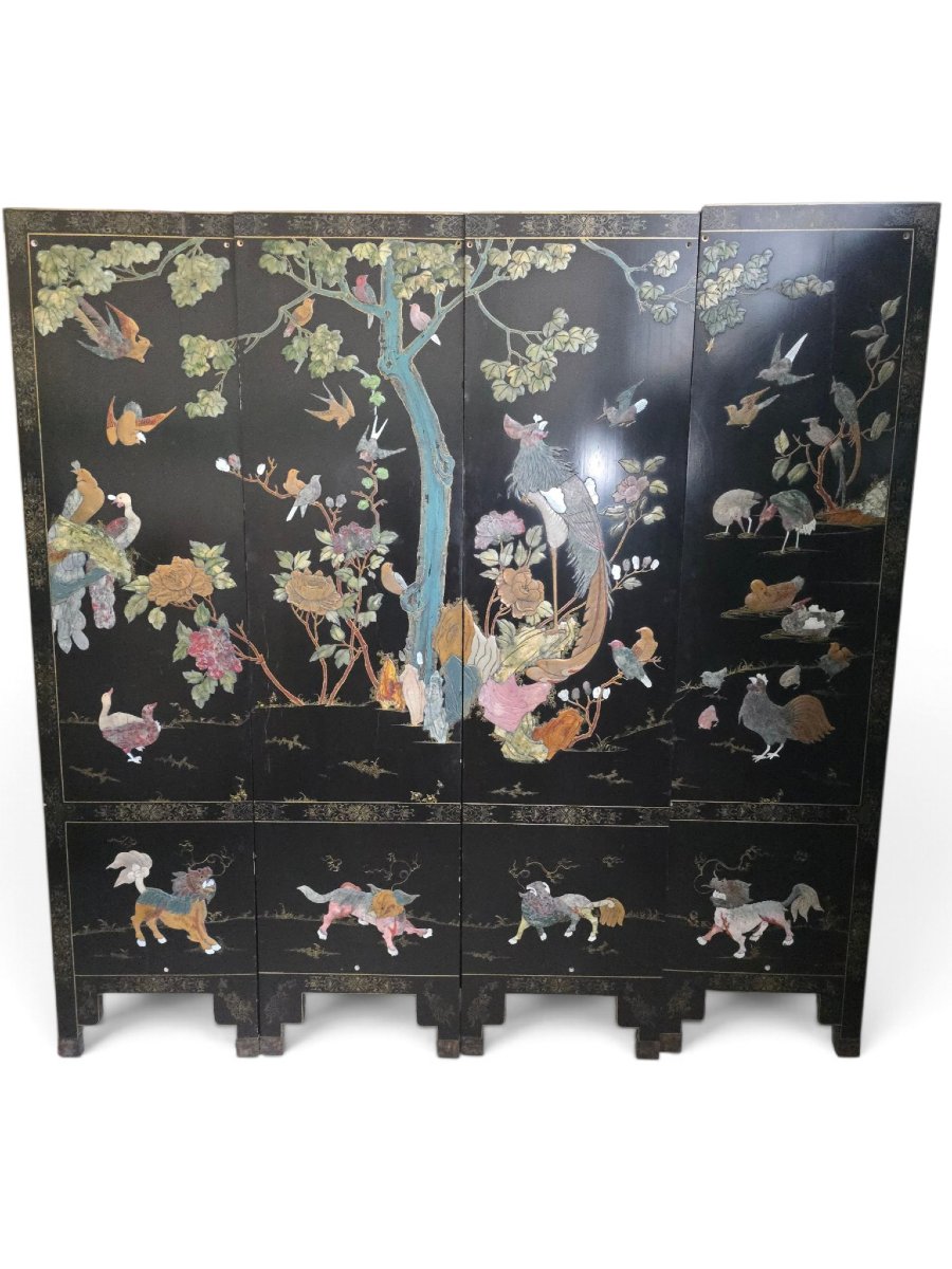 Paravent chinois du début du XXe siècle orné d'animaux, d'oiseaux et de motifs floraux sculptés