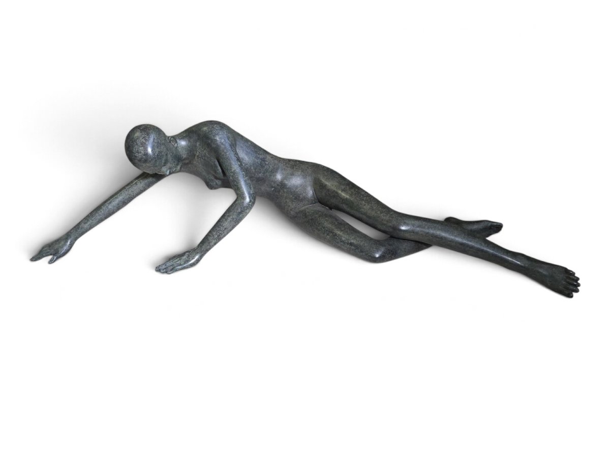 Patricia Peeters (née en 1964), Nu féminin couché monumental en bronze à patine verte, signé « -photo-2