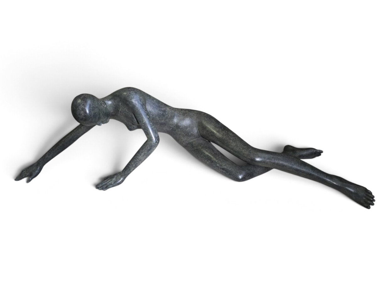 Patricia Peeters (née en 1964), Nu féminin couché monumental en bronze à patine verte, signé « -photo-3