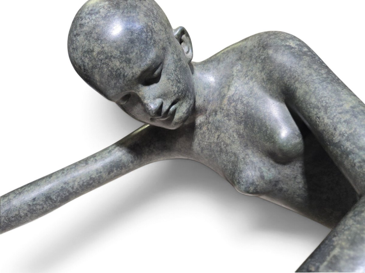 Patricia Peeters (née en 1964), Nu féminin couché monumental en bronze à patine verte, signé « -photo-4