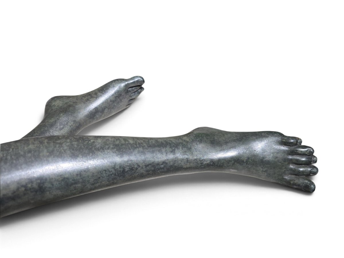 Patricia Peeters (née en 1964), Nu féminin couché monumental en bronze à patine verte, signé « -photo-3