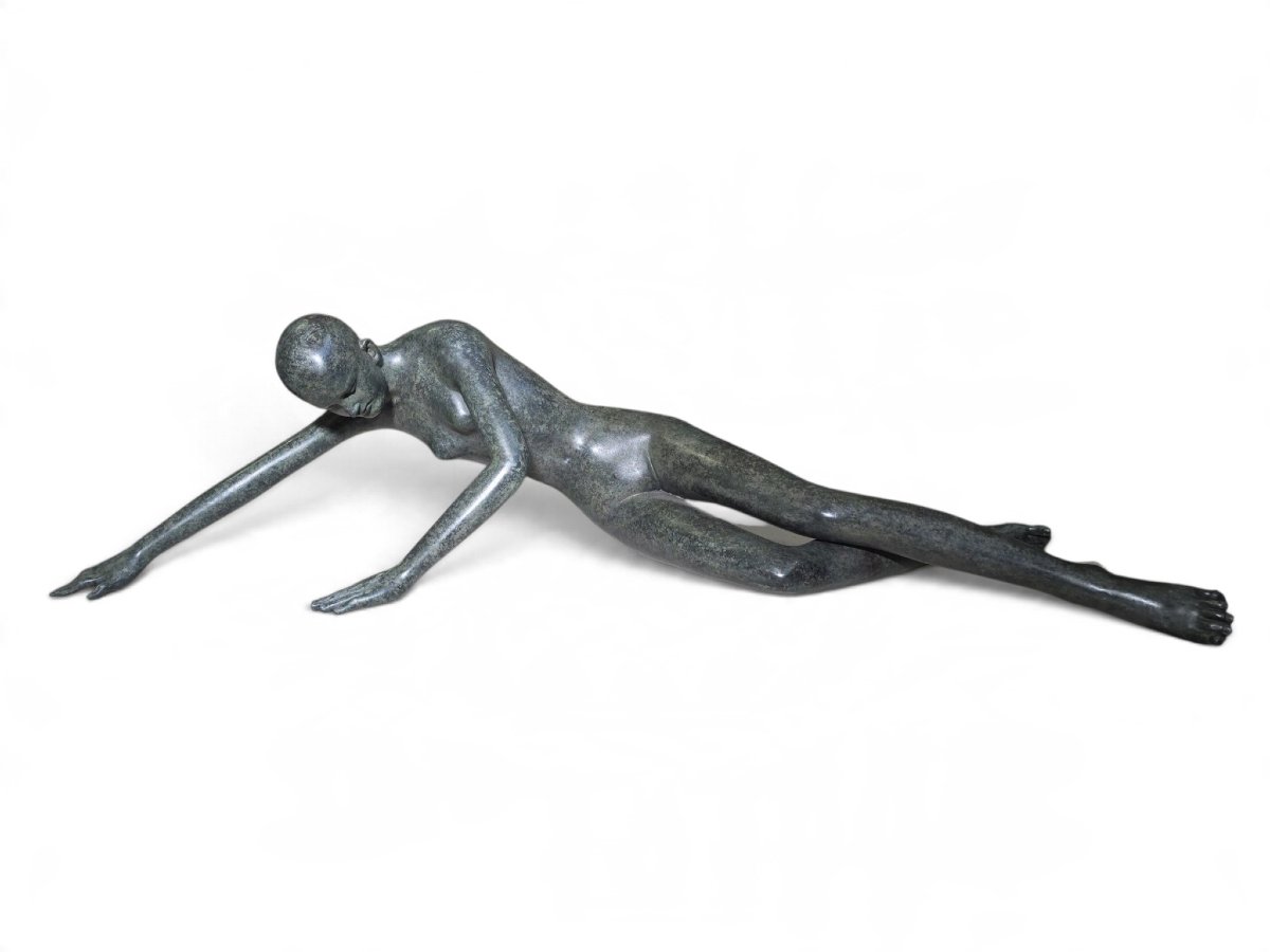Patricia Peeters (née en 1964), Nu féminin couché monumental en bronze à patine verte, signé « -photo-4