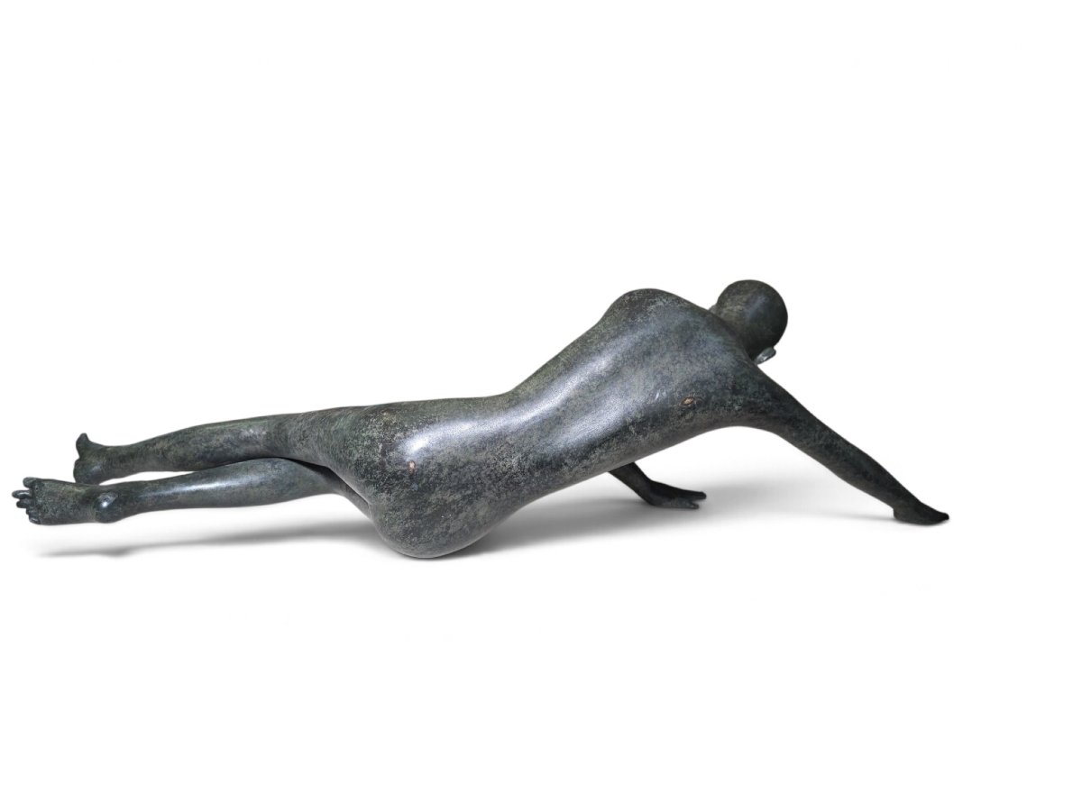 Patricia Peeters (née en 1964), Nu féminin couché monumental en bronze à patine verte, signé « -photo-5