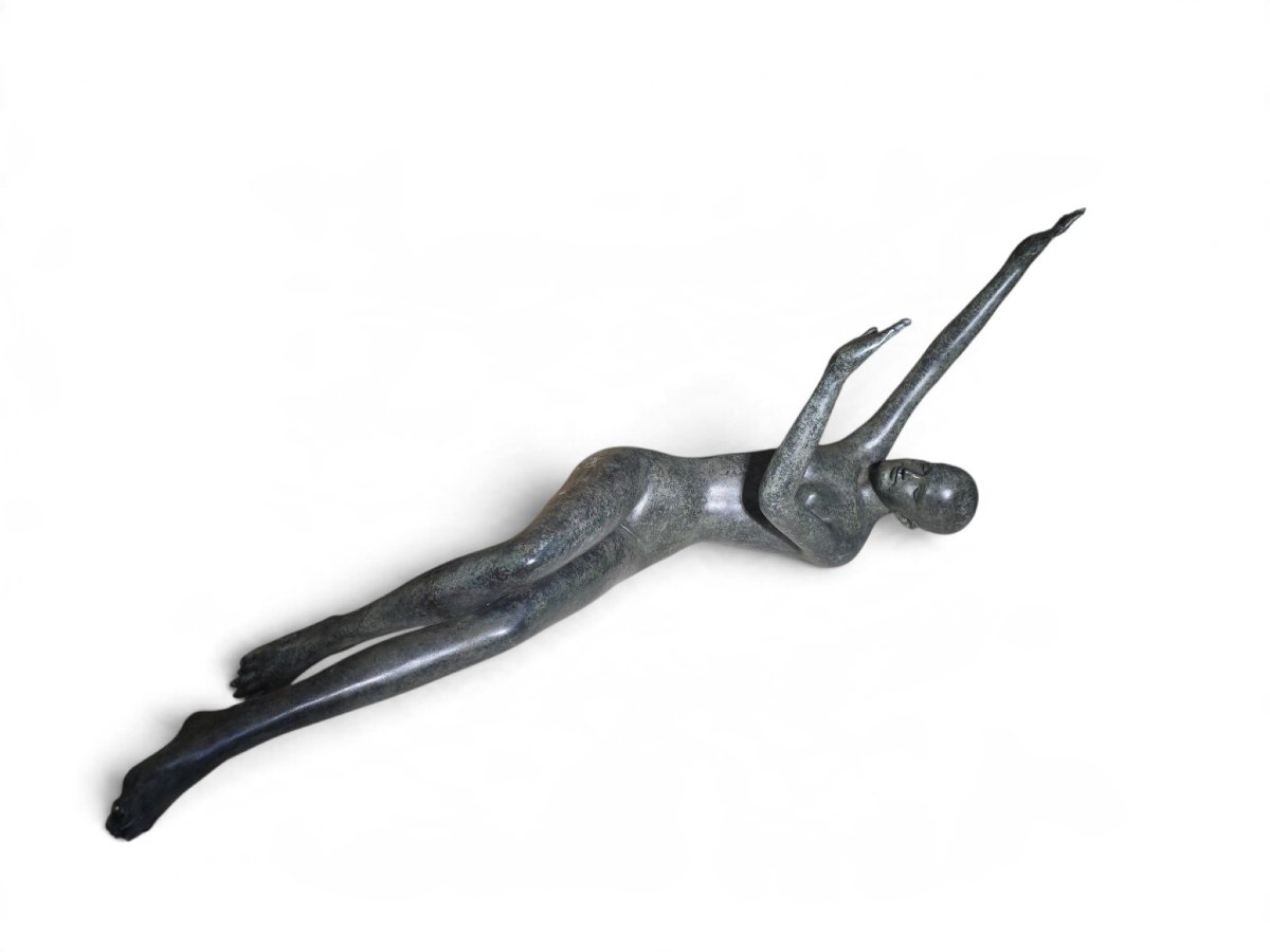 Patricia Peeters (née en 1964), Nu féminin couché monumental en bronze à patine verte, signé « -photo-6