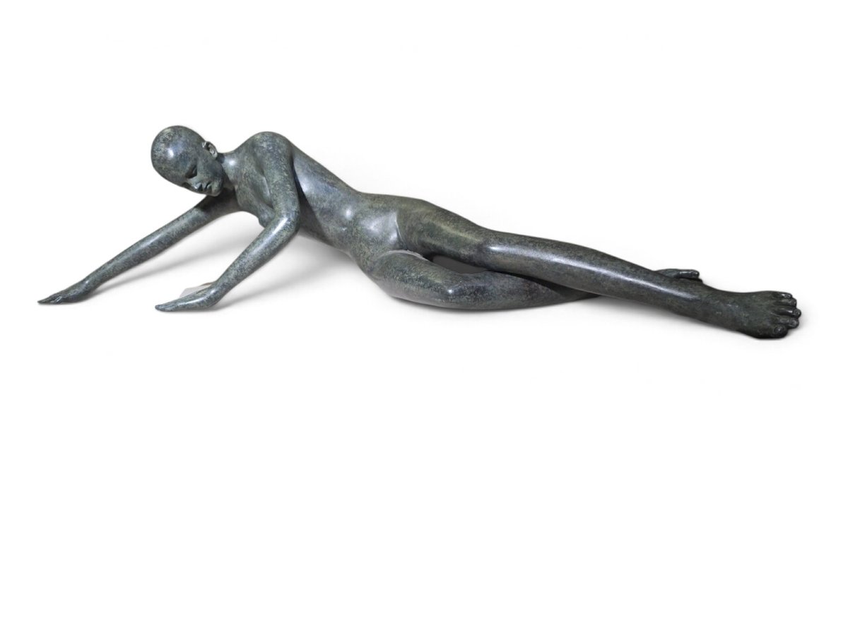 Patricia Peeters (née en 1964), Nu féminin couché monumental en bronze à patine verte, signé « 