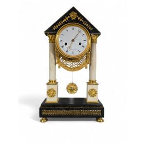 Pendule portique française – Marbre noir et blanc, bronze doré – Début du XIXe siècle