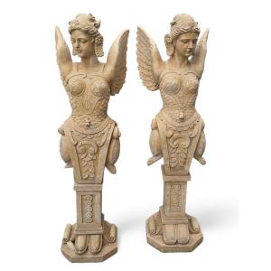 Paire de figures allégoriques ailées en marbre italien sculpté à la main