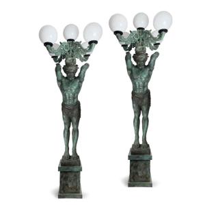 Paire monumentale de candélabres Atlas en bronze patiné, XXe siècle, 300 cm