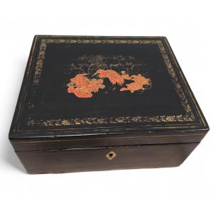 Boîte laquée chinoise du XIXe siècle à intérieur en métal gravé