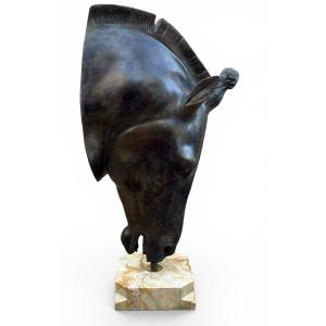 Grande sculpture italienne en bronze représentant une tête de cheval grec sur socle en marbre,