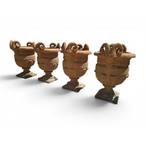 Ensemble de quatre urnes en terre cuite d'Impruneta, ornées de têtes de faune et de feuilles d'