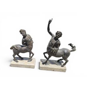 Paire de sculptures de centaures en bronze patiné sur socles en marbre, première moitié du XXe