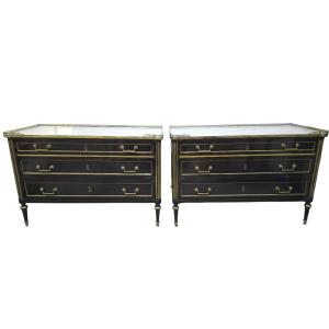 Paire de commodes ébène à plateaux de marbre et ornements en bronze doré, début du XXe siècle