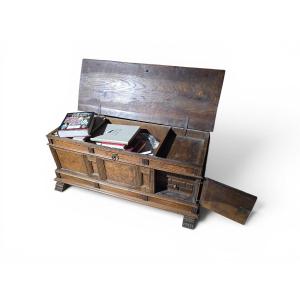 Coffre catalan du XIXe siècle en marqueterie avec tiroirs et compartiments secrets